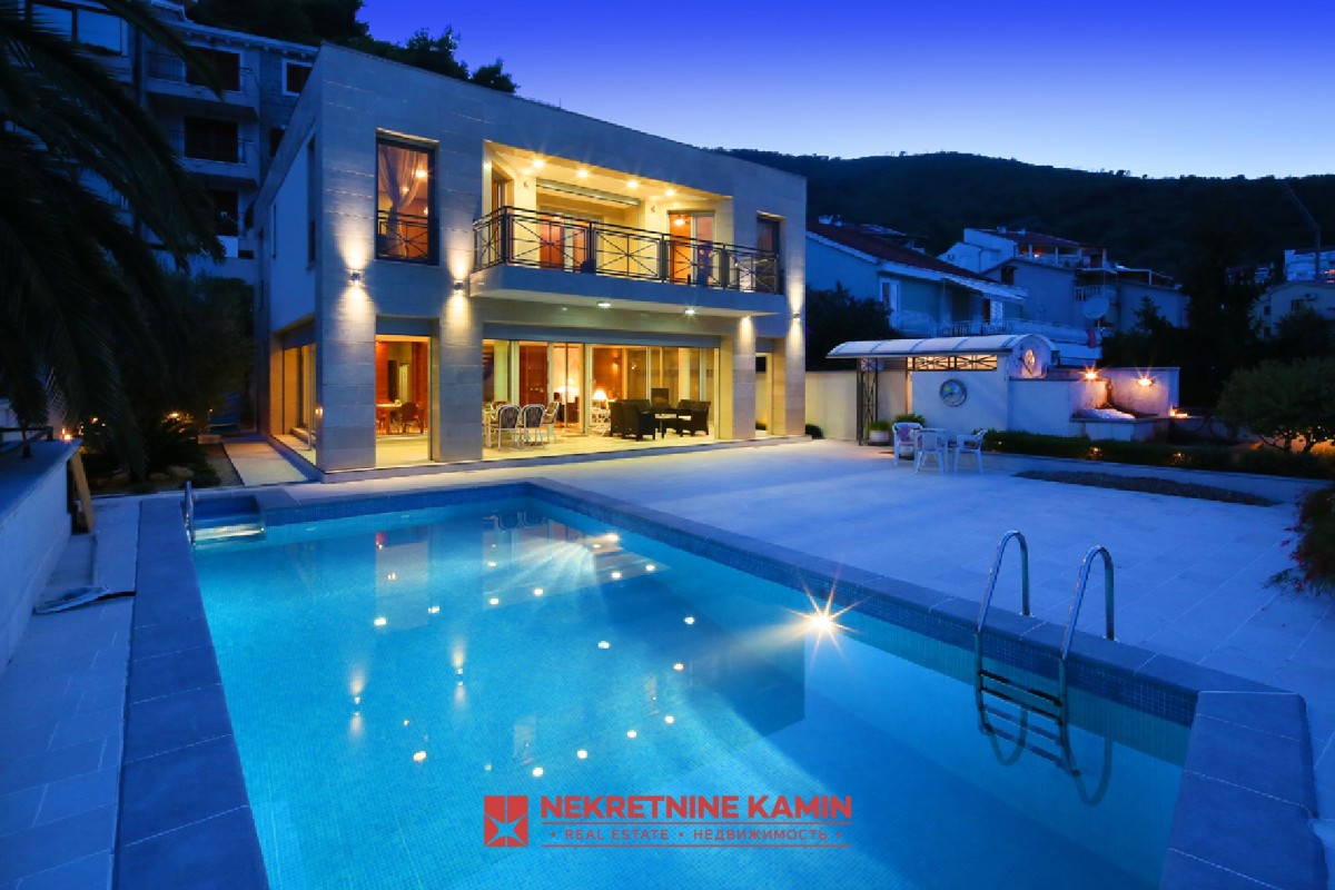 Exceptional villa with private pool near the center and Old town, Budva